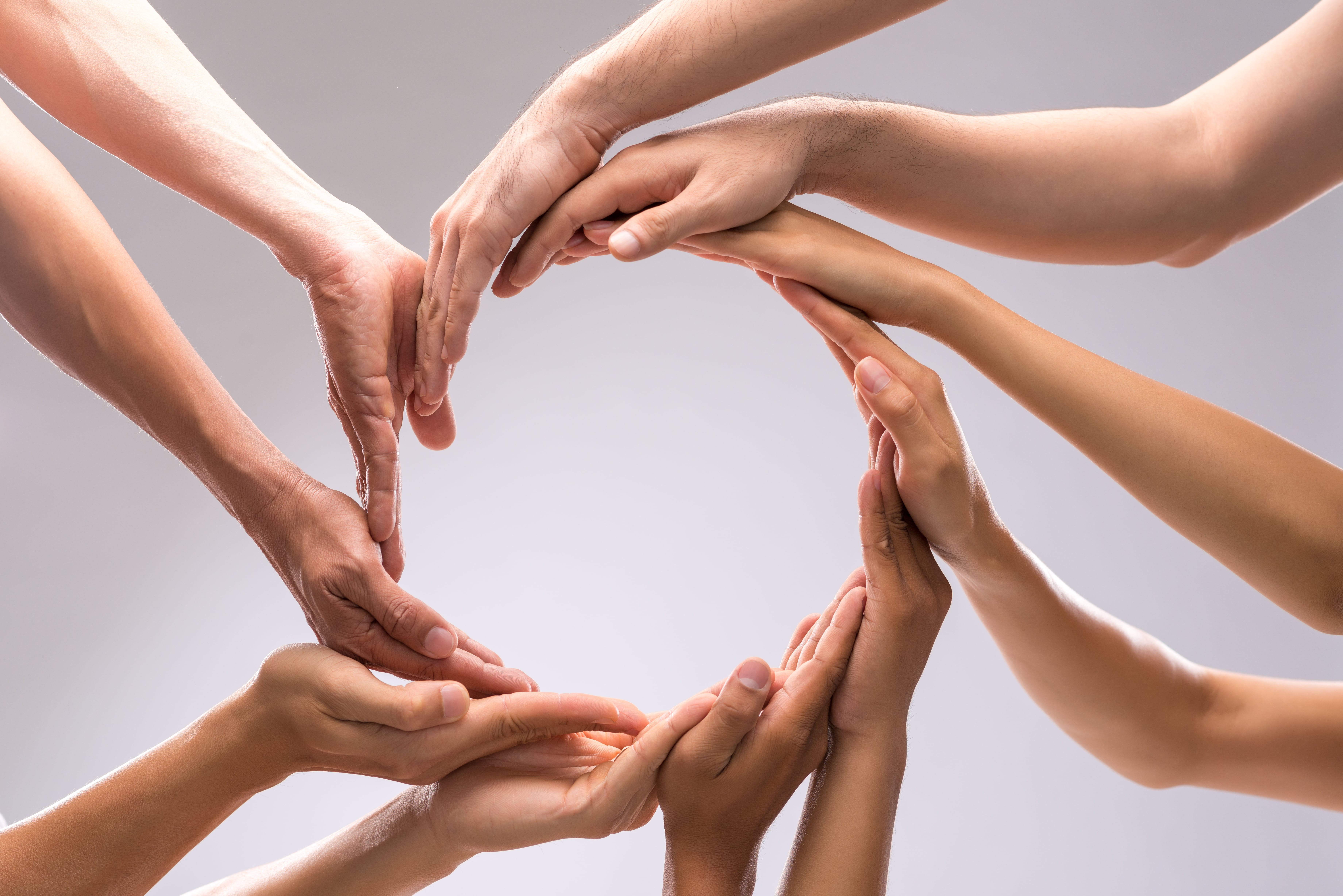 Единение фото. Руки в кругу. Рукопожатие много рук. Доверие между людьми. Единство людей.