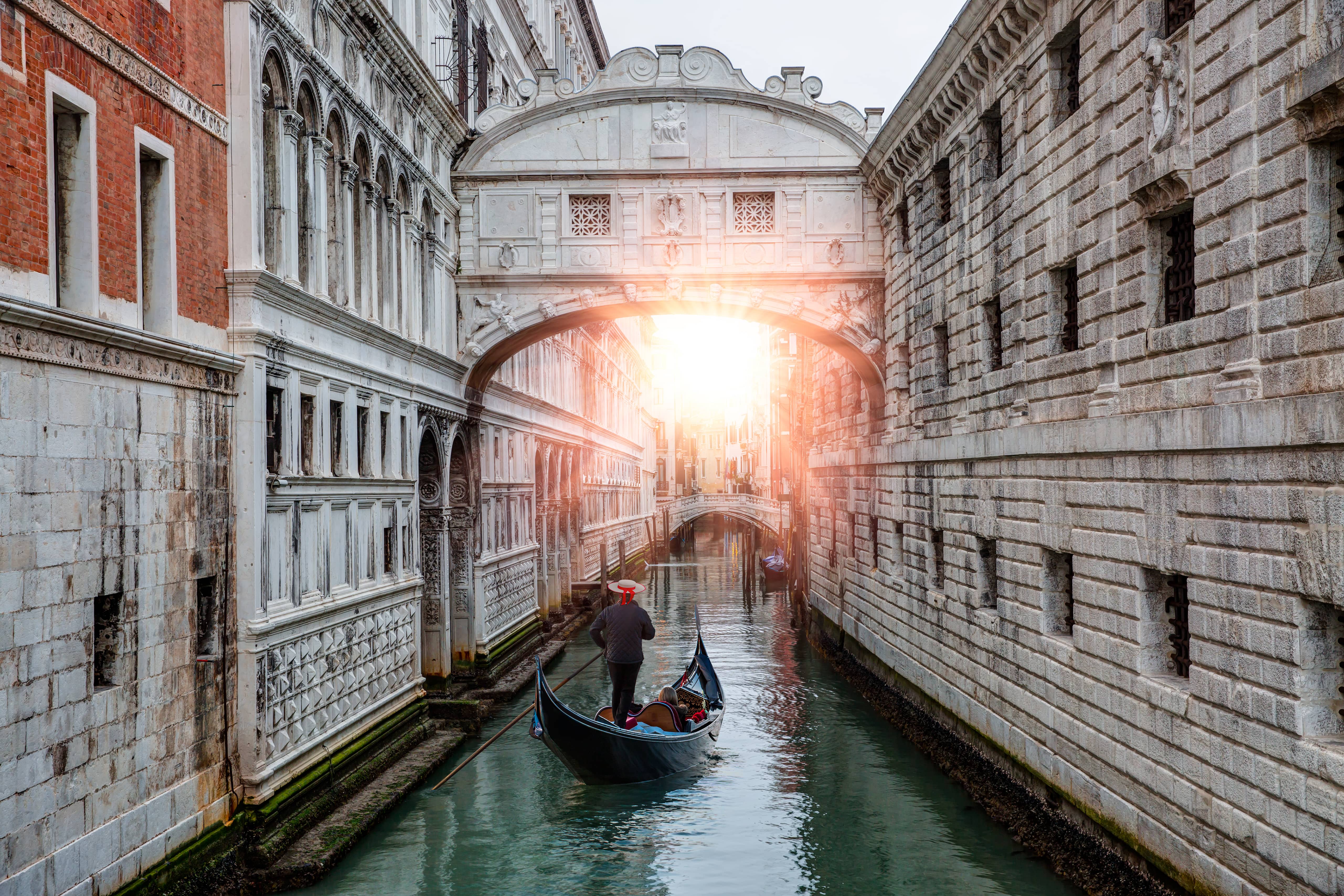 Удивительный город венеция. Венеция. Мост вздохов. Дворец дожей в Венеции мост вздохов. Мост Риальто Венеция. Мост вздохов Венеция Легенда.