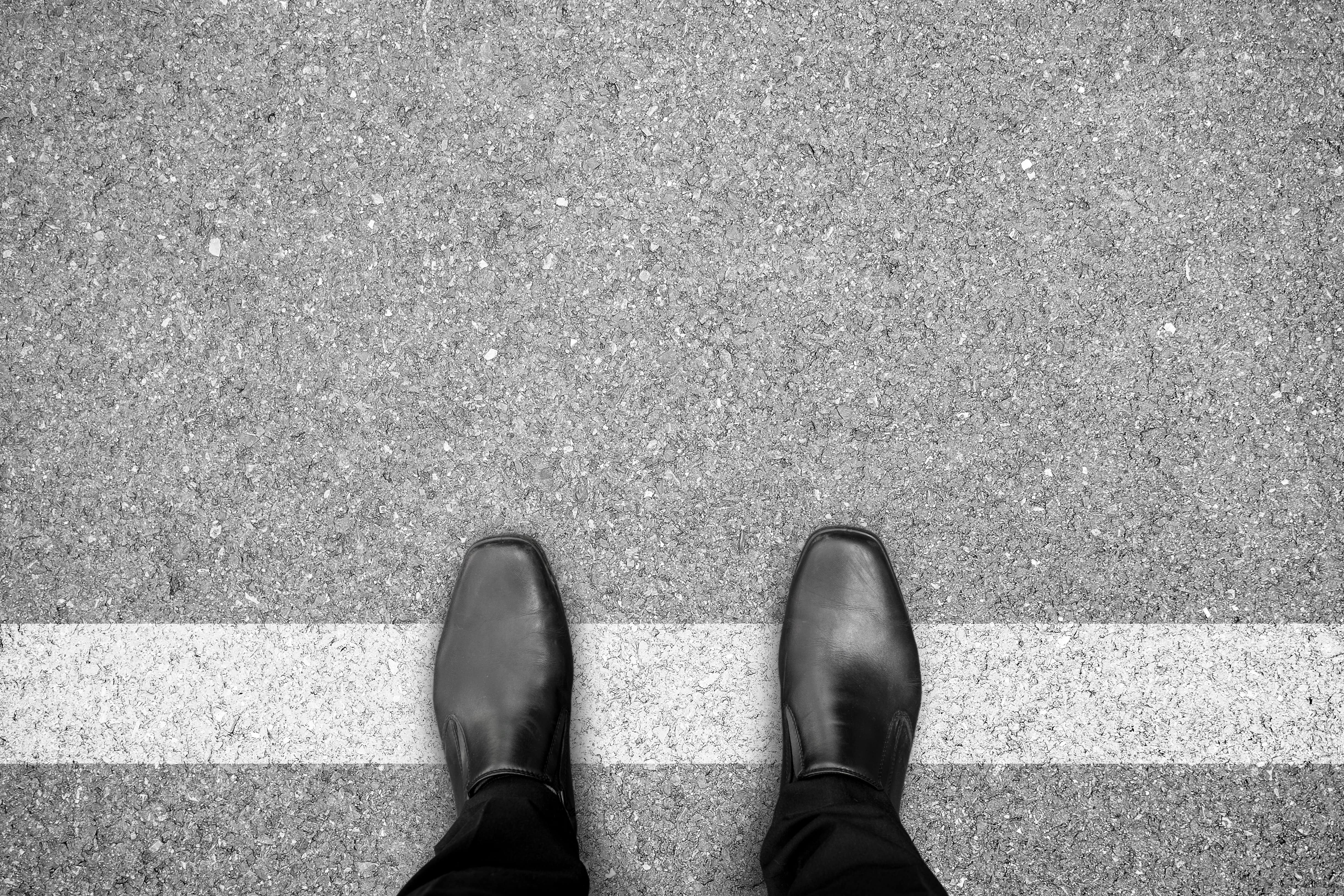 Между прочим вскользь бегло. Обувь взгляд сверху. Черные ботинки с белой полосой. Бизнесмен в ботинках. Белые туфли с черной полосой.