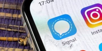 closeup of icon of Signal app on smartphone