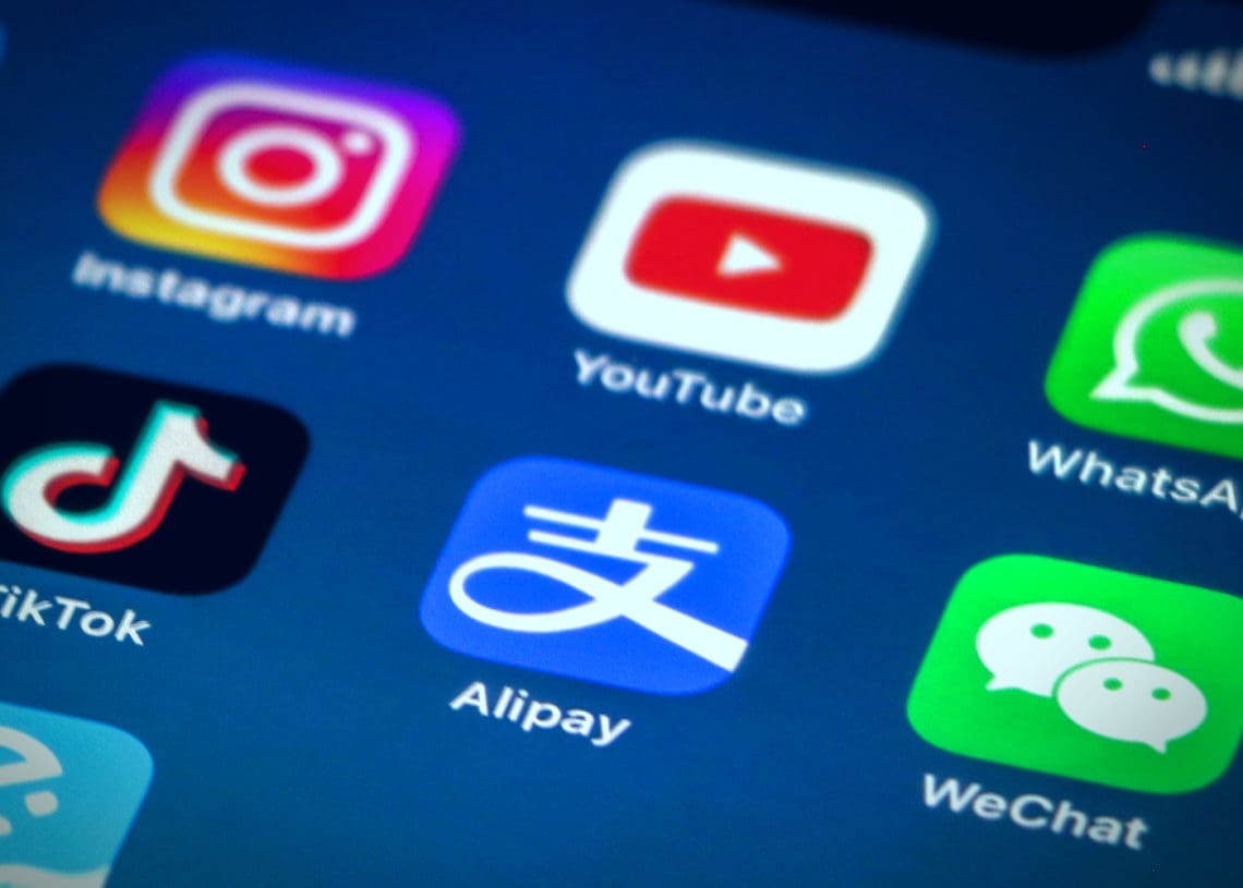 A mobile device displays a mix of chinese and western apps