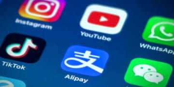 A mobile device displays a mix of chinese and western apps