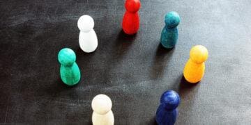 colored pawns in a circle