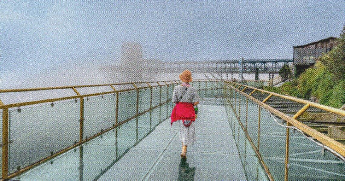 women leadership glass cliff