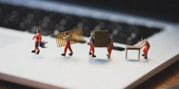 figurines moving items