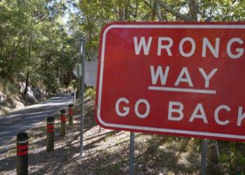 wrong way sign on road
