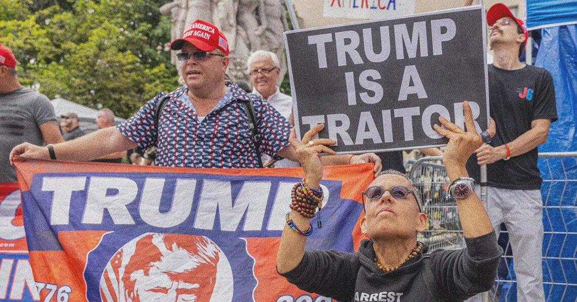 pro and anti trump protestors