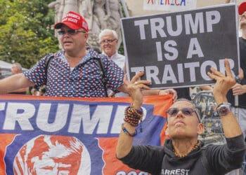 pro and anti trump protestors