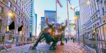 bull statue on wall street