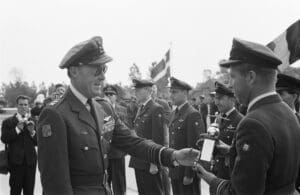 Z._K._H._Prins_Bernhard_op_schietcompetitie_NATO-_Luchtmacht_Leeuwarden,_Bestanddeelnr_912-7153