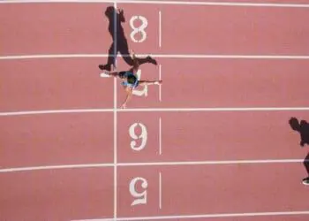 runner lagging behind leader