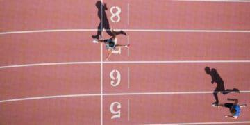 runner lagging behind leader