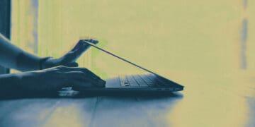 closing laptop
