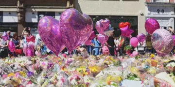 manchester uk terrorist attack flowers